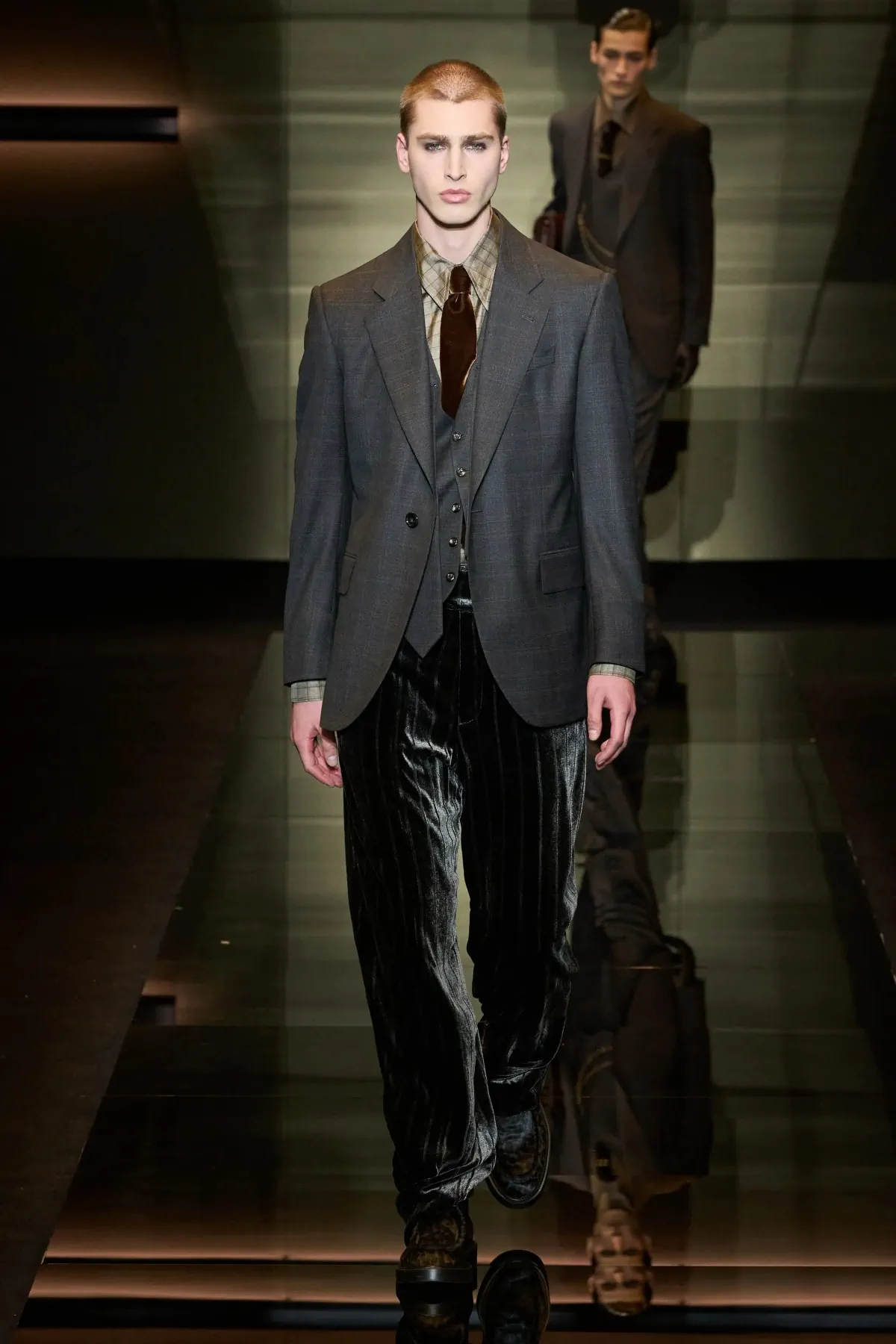 Emporio Armani automne 2025 : une séduisante fusion d'élégance bohème et de sophistication urbaine