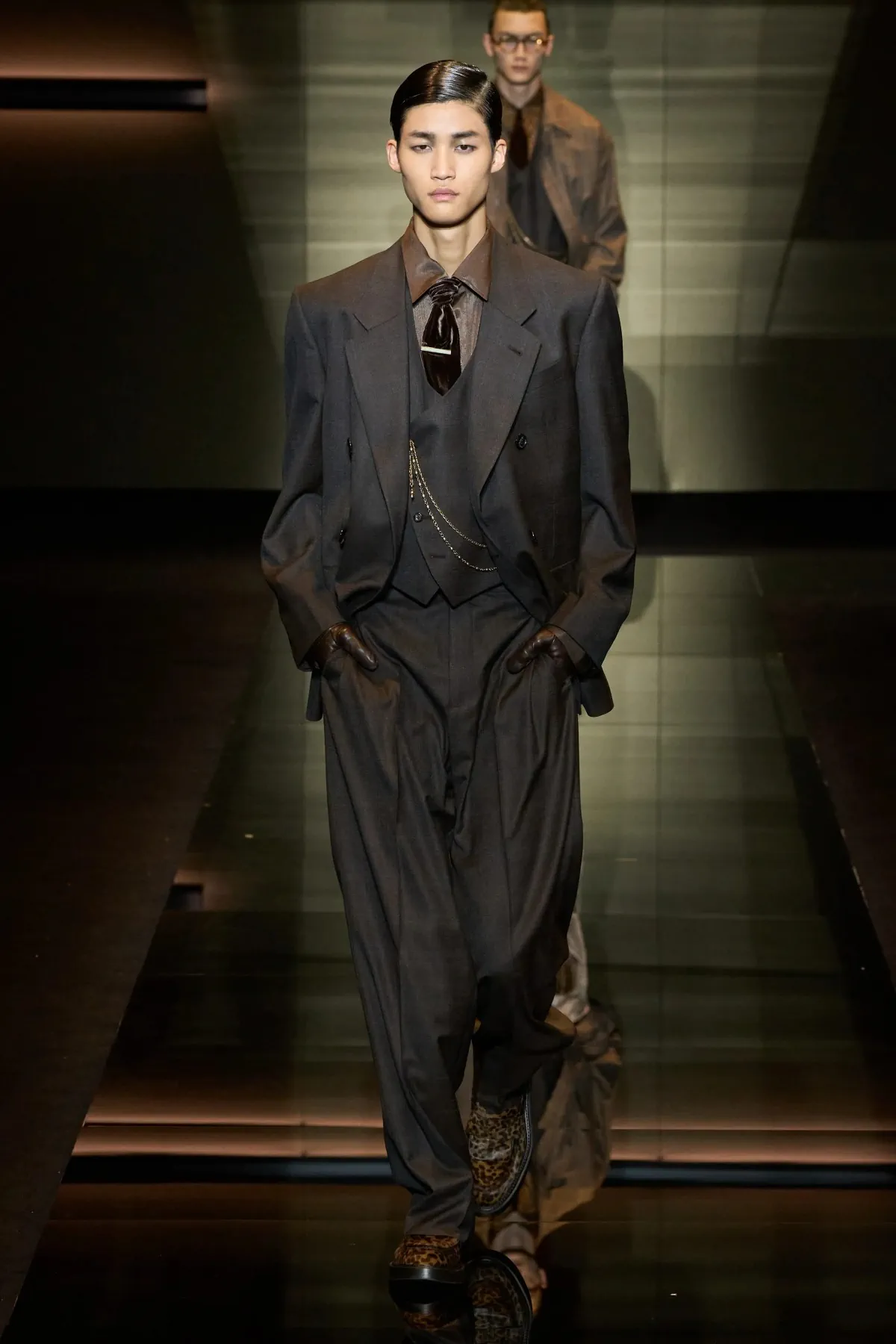 Emporio Armani automne 2025 : une séduisante fusion d'élégance bohème et de sophistication urbaine