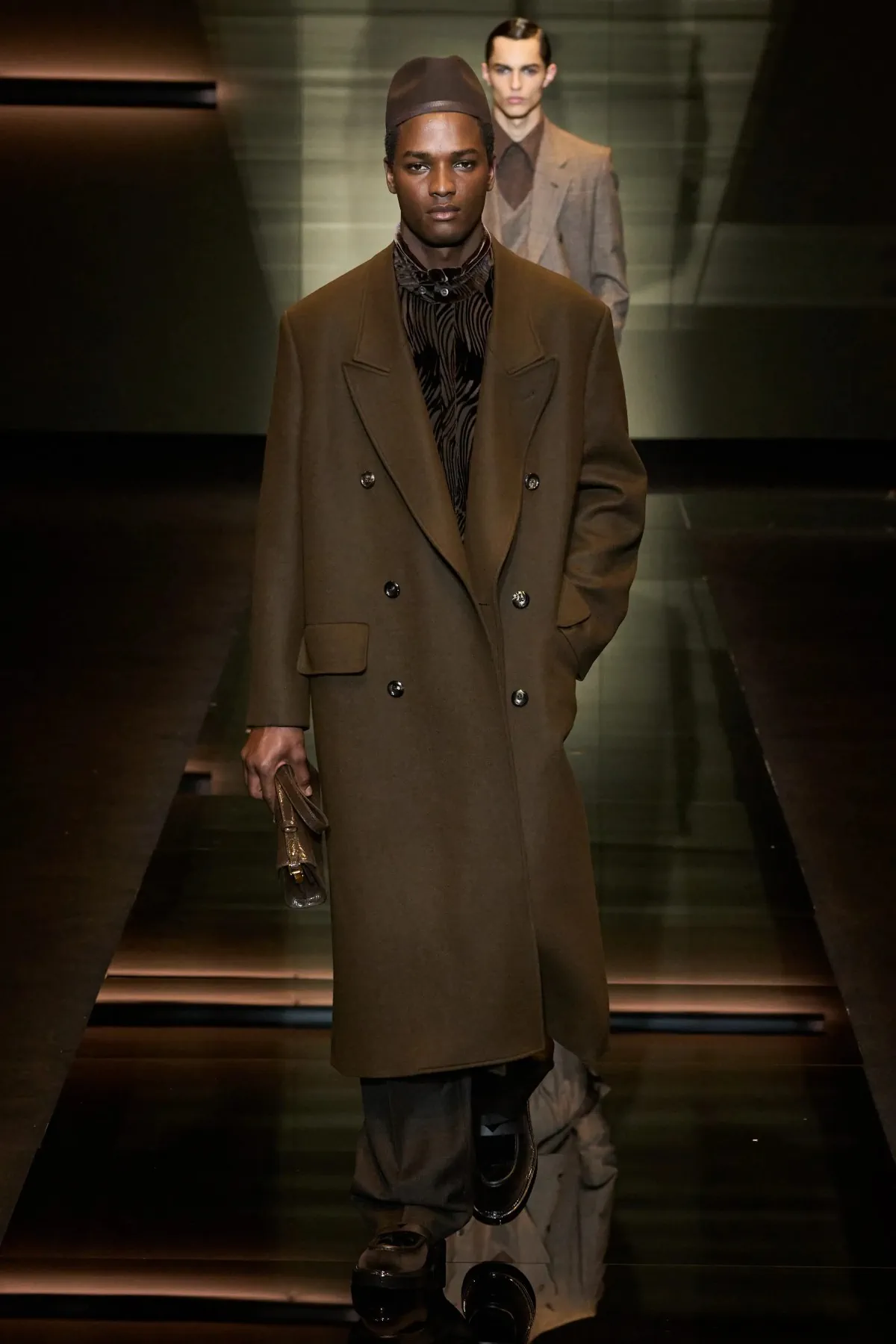 Emporio Armani automne 2025 : une séduisante fusion d'élégance bohème et de sophistication urbaine