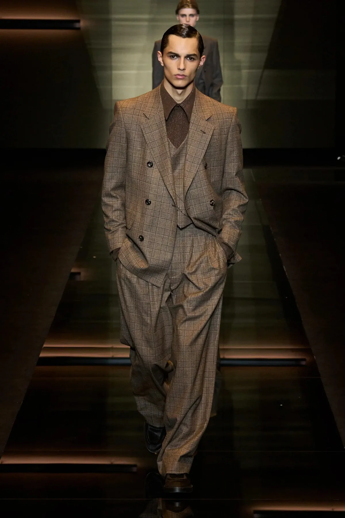 Emporio Armani automne 2025 : une séduisante fusion d'élégance bohème et de sophistication urbaine