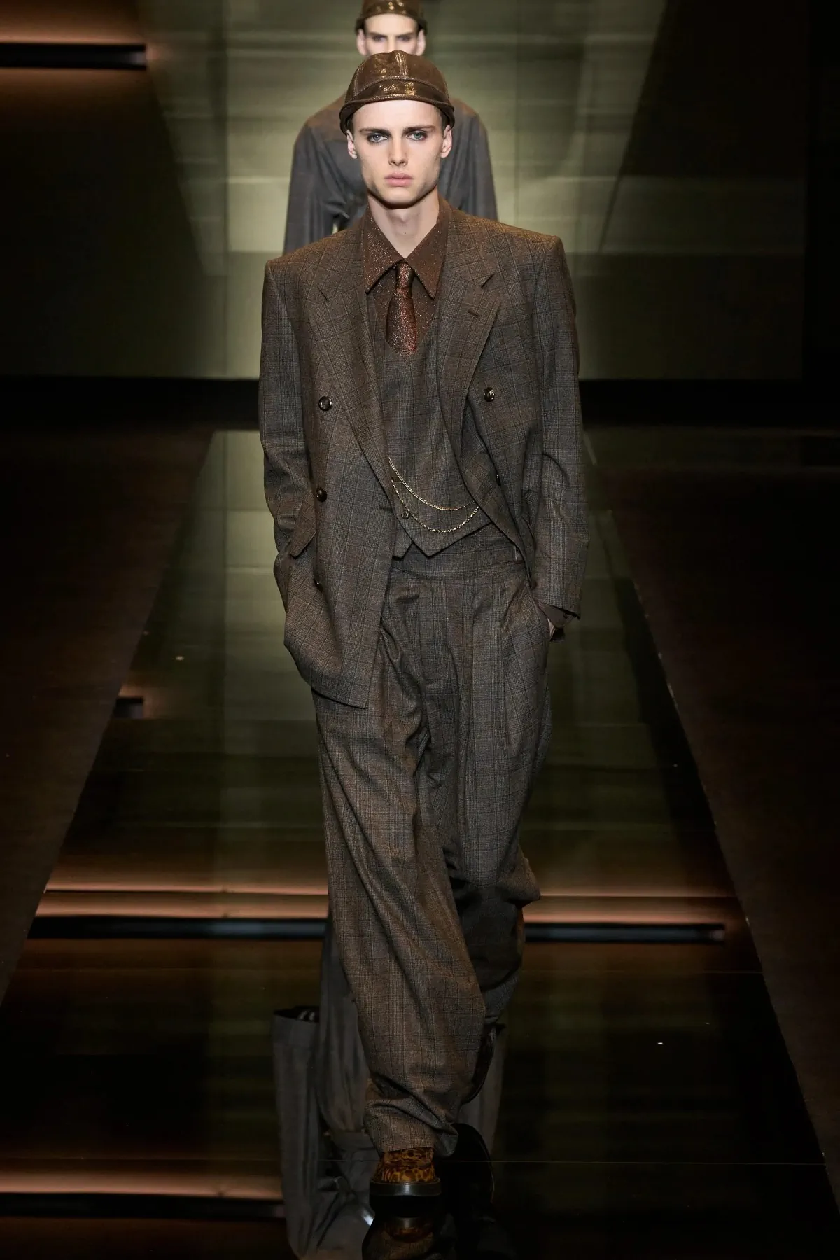Emporio Armani automne 2025 : une séduisante fusion d'élégance bohème et de sophistication urbaine