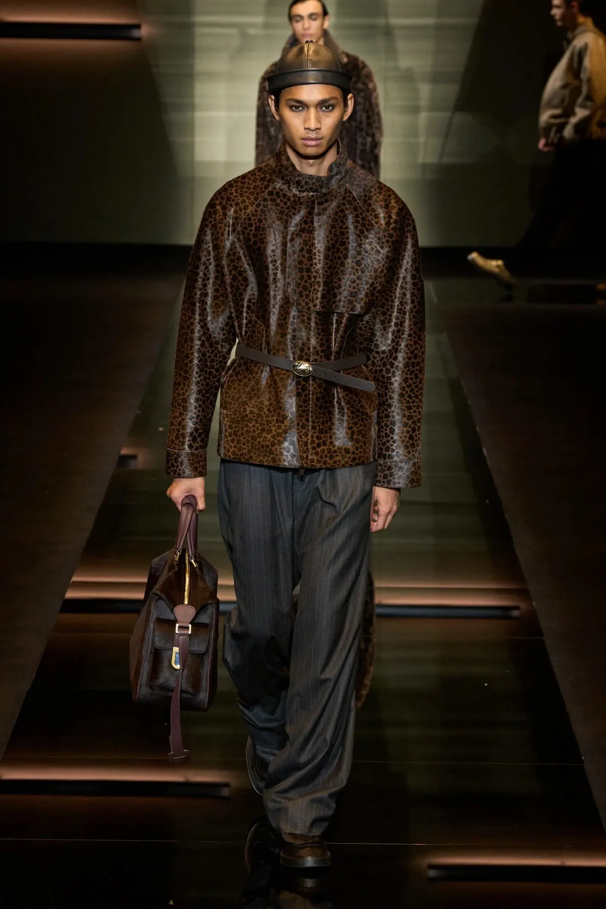 Emporio Armani automne 2025 : une séduisante fusion d'élégance bohème et de sophistication urbaine
