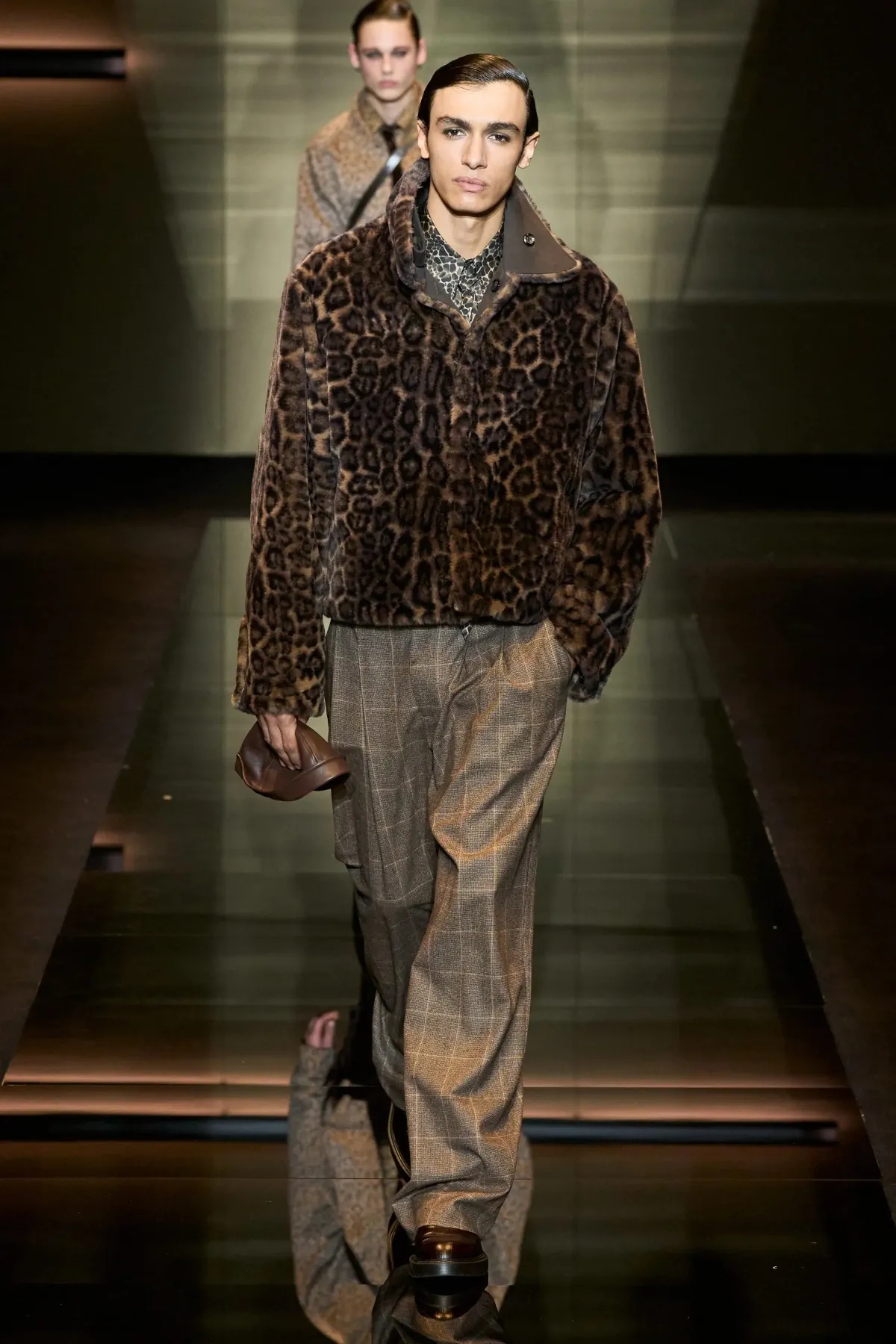 Emporio Armani automne 2025 : une séduisante fusion d'élégance bohème et de sophistication urbaine
