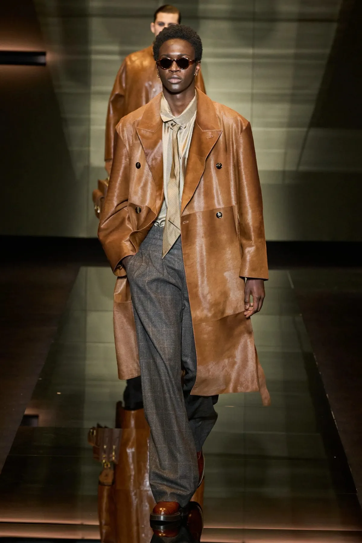 Emporio Armani automne 2025 : une séduisante fusion d'élégance bohème et de sophistication urbaine