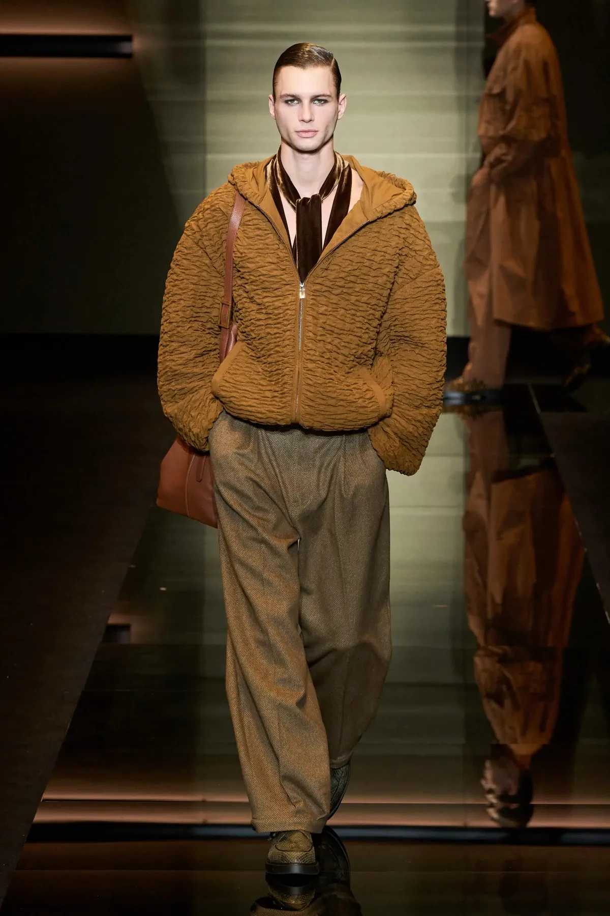 Emporio Armani automne 2025 : une séduisante fusion d'élégance bohème et de sophistication urbaine