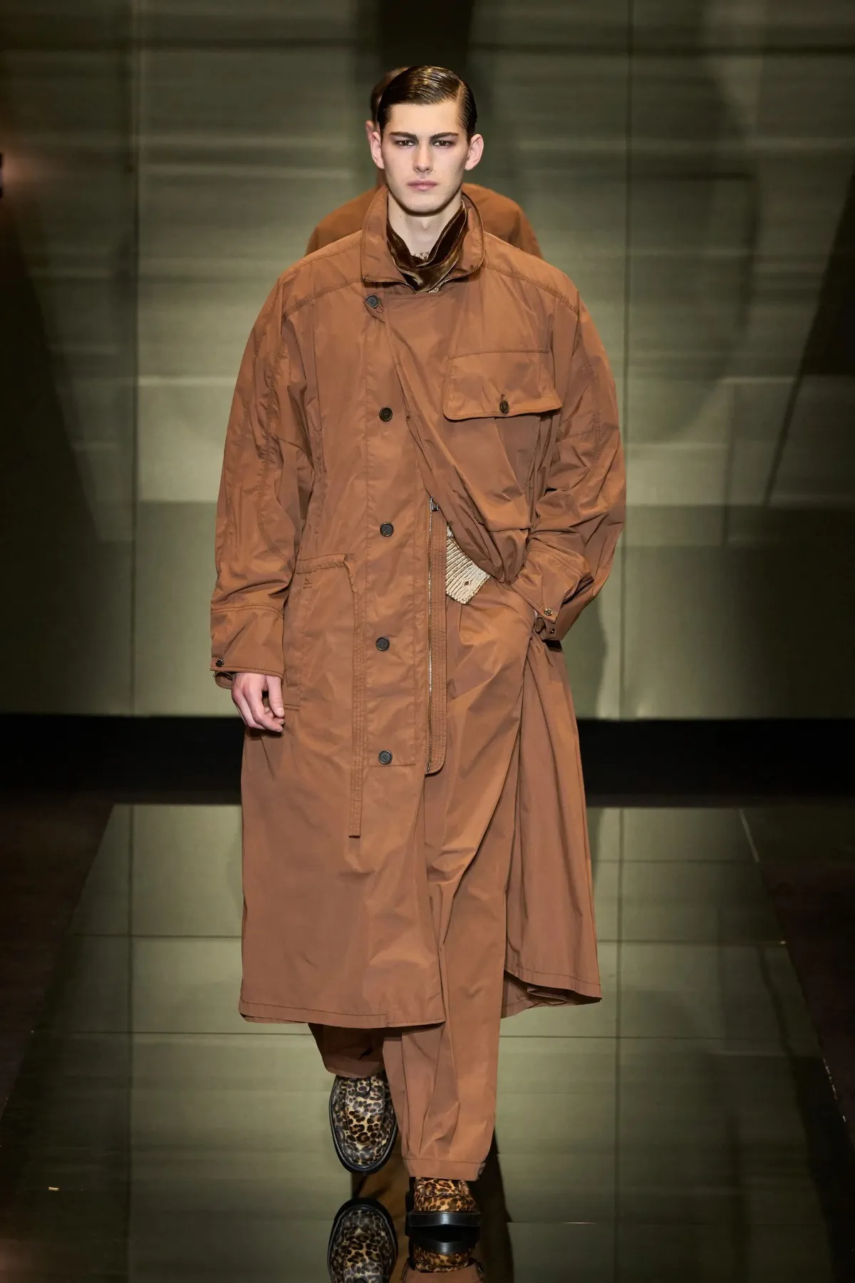 Emporio Armani automne 2025 : une séduisante fusion d'élégance bohème et de sophistication urbaine