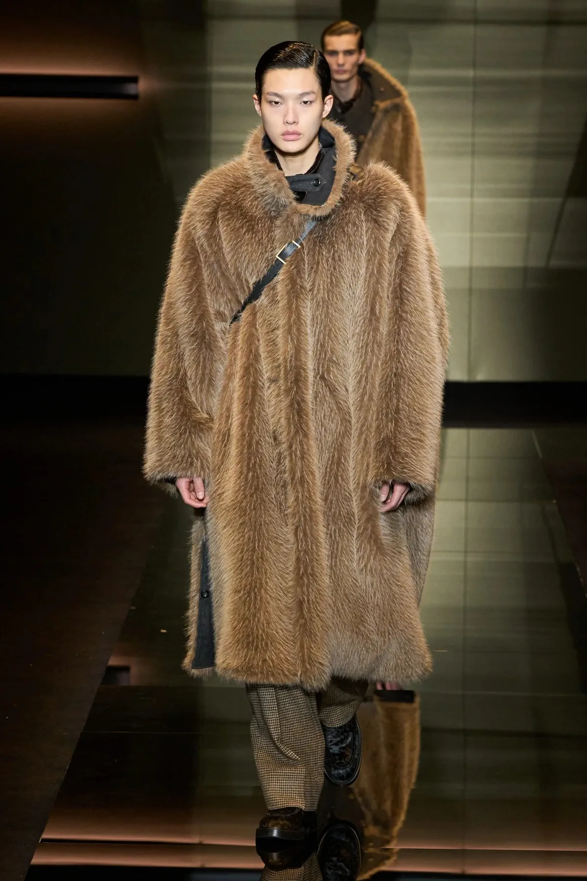 Emporio Armani automne 2025 : une séduisante fusion d'élégance bohème et de sophistication urbaine
