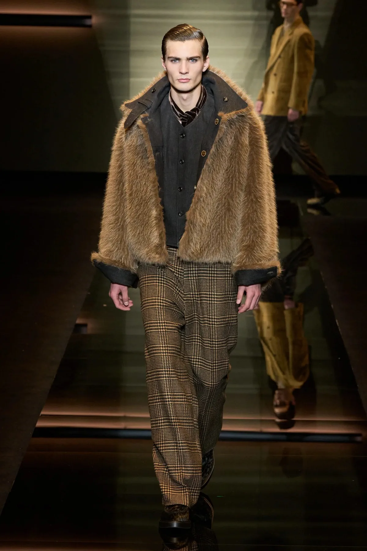 Emporio Armani automne 2025 : une séduisante fusion d'élégance bohème et de sophistication urbaine