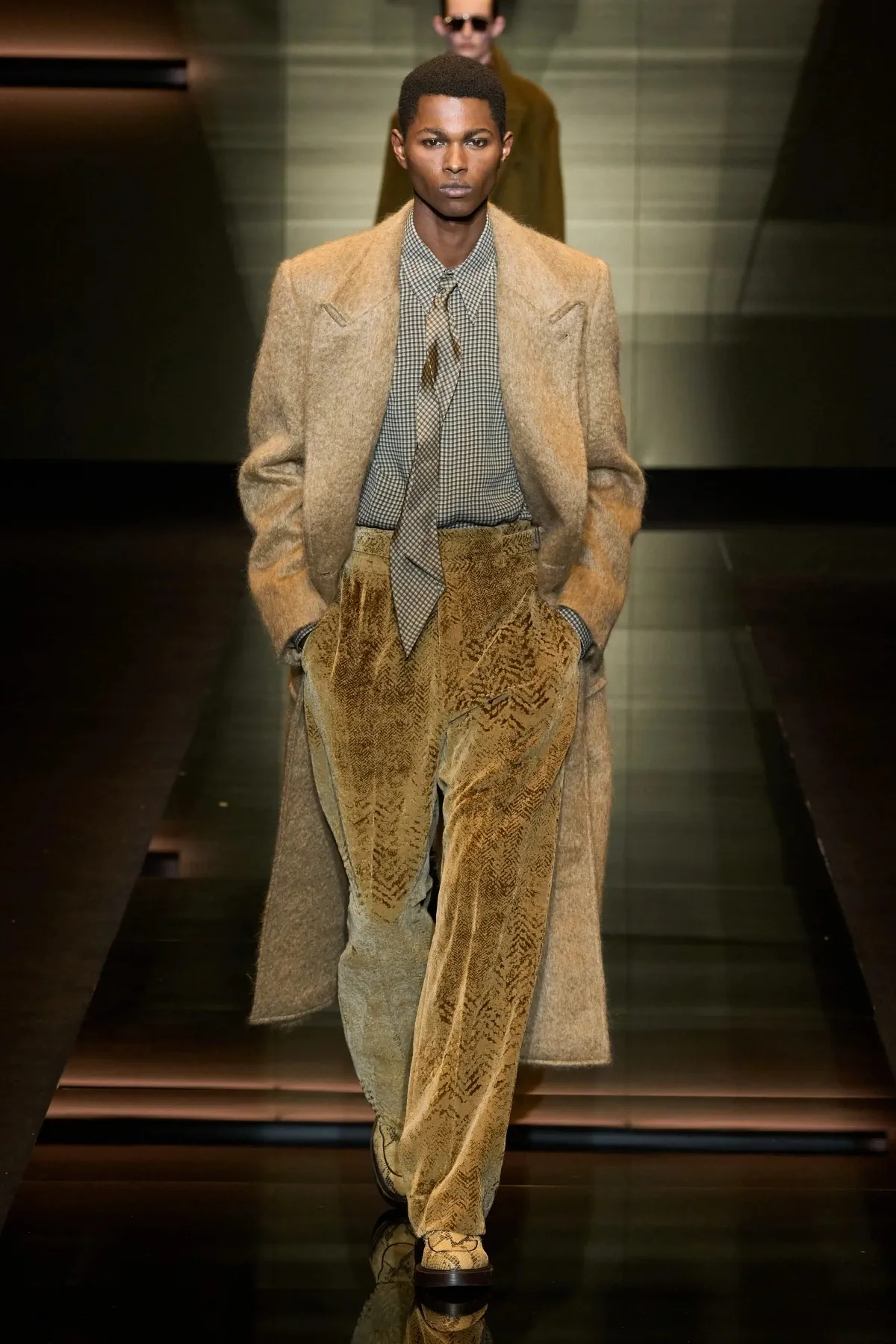 Emporio Armani automne 2025 : une séduisante fusion d'élégance bohème et de sophistication urbaine