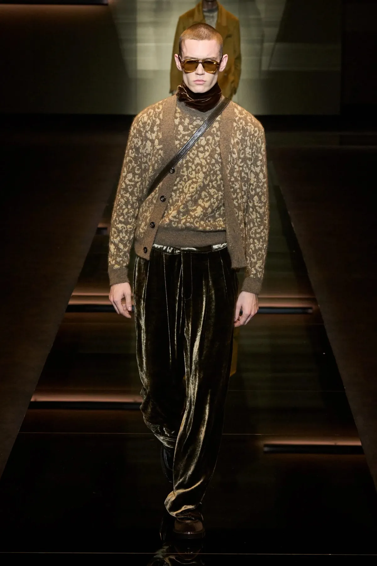 Emporio Armani automne 2025 : une séduisante fusion d'élégance bohème et de sophistication urbaine
