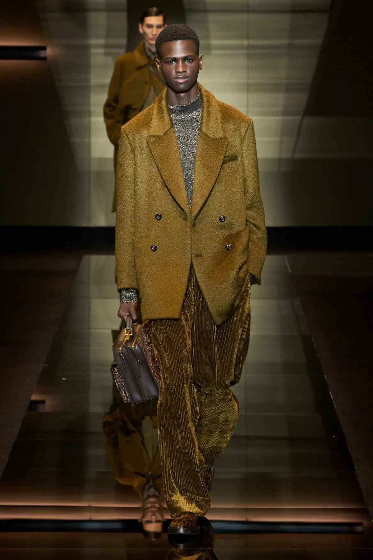 Emporio Armani automne 2025 : une séduisante fusion d'élégance bohème et de sophistication urbaine