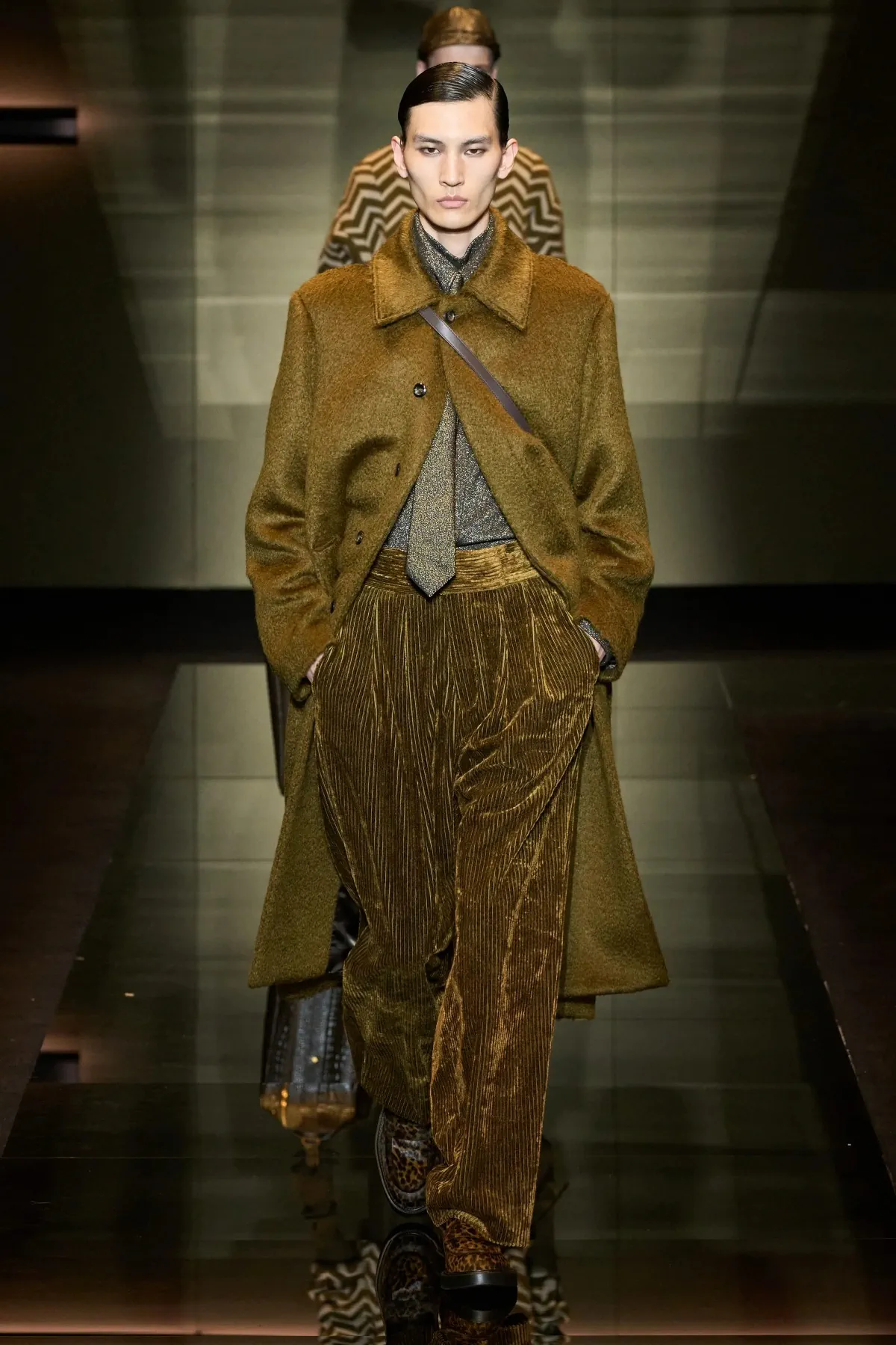 Emporio Armani automne 2025 : une séduisante fusion d'élégance bohème et de sophistication urbaine