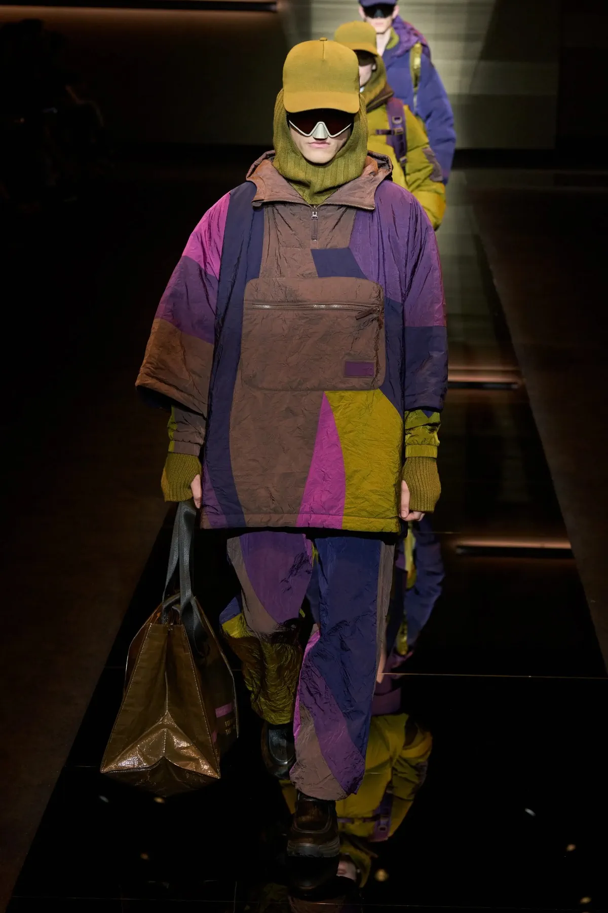 Emporio Armani automne 2025 : une séduisante fusion d'élégance bohème et de sophistication urbaine