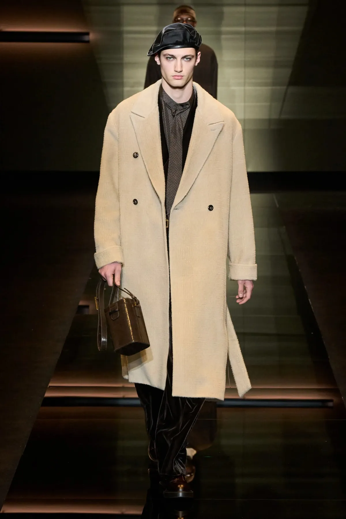 Emporio Armani automne 2025 : une séduisante fusion d'élégance bohème et de sophistication urbaine