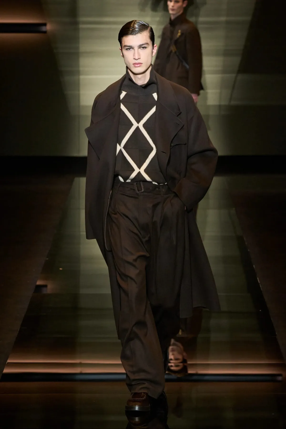 Emporio Armani automne 2025 : une séduisante fusion d'élégance bohème et de sophistication urbaine