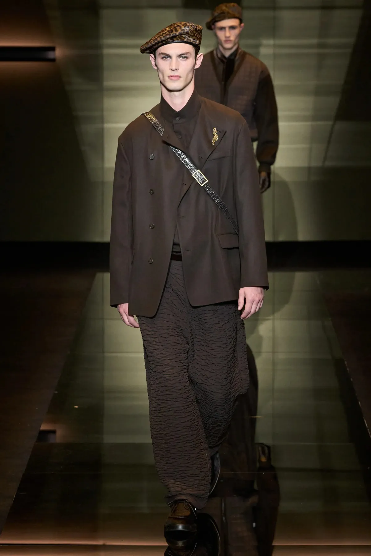 Emporio Armani automne 2025 : une séduisante fusion d'élégance bohème et de sophistication urbaine