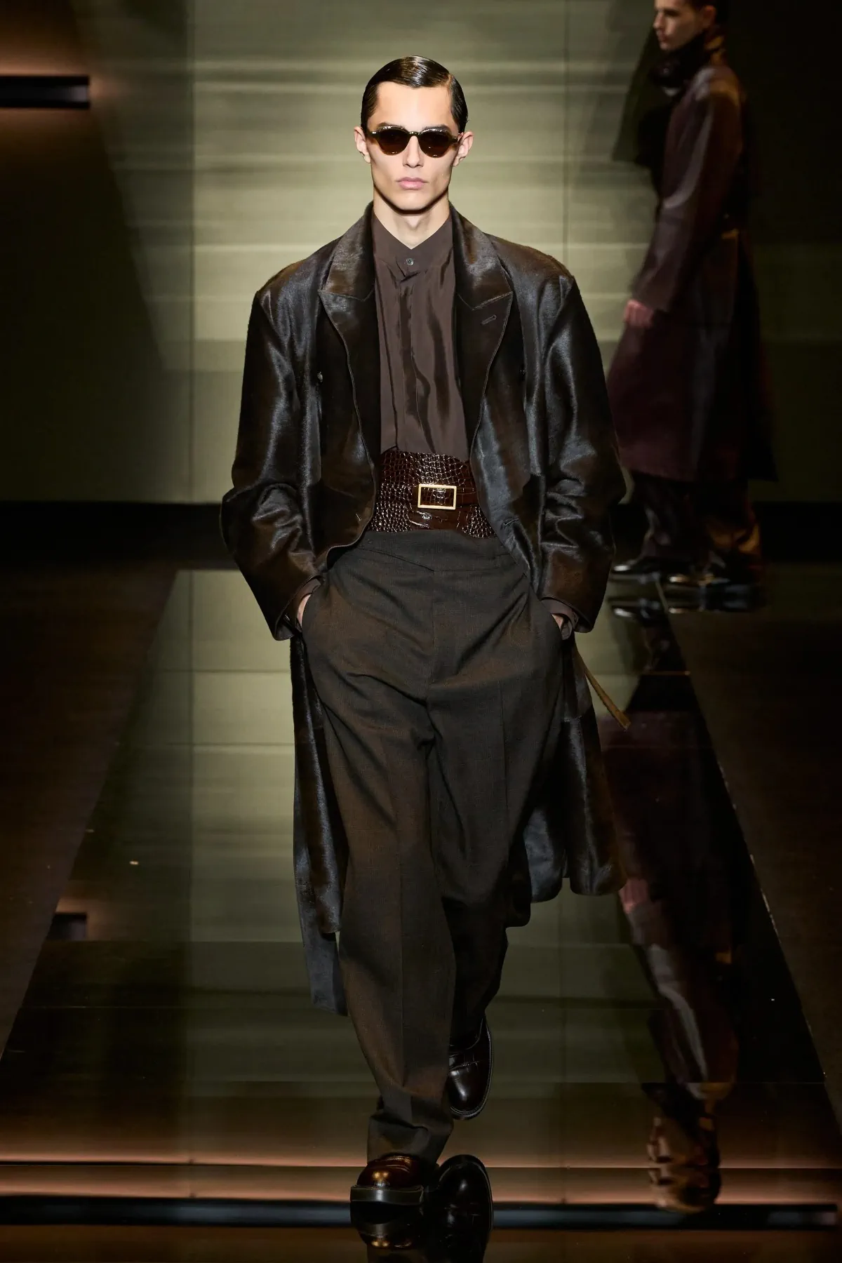 Emporio Armani automne 2025 : une séduisante fusion d'élégance bohème et de sophistication urbaine