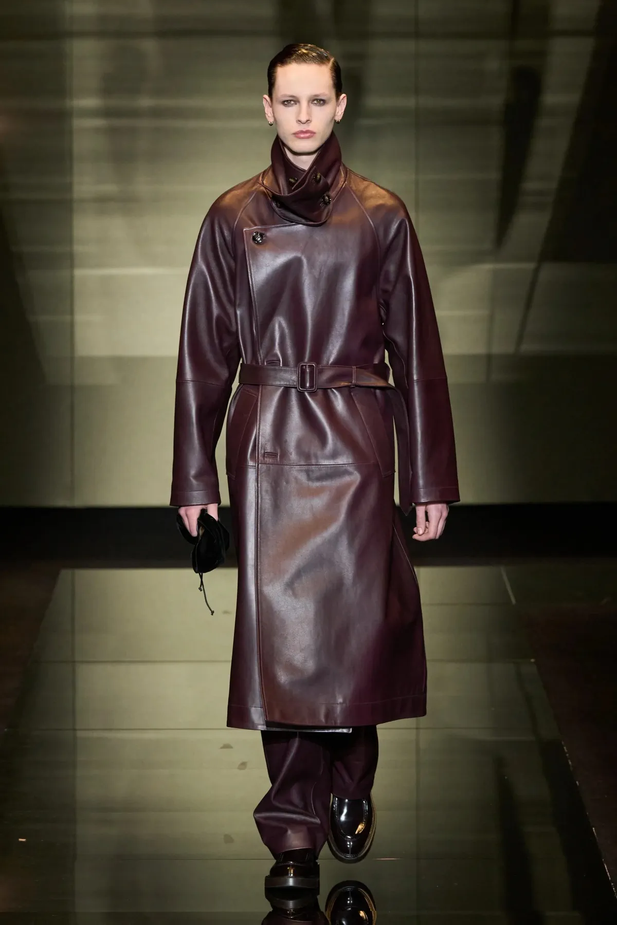 Emporio Armani automne 2025 : une séduisante fusion d'élégance bohème et de sophistication urbaine
