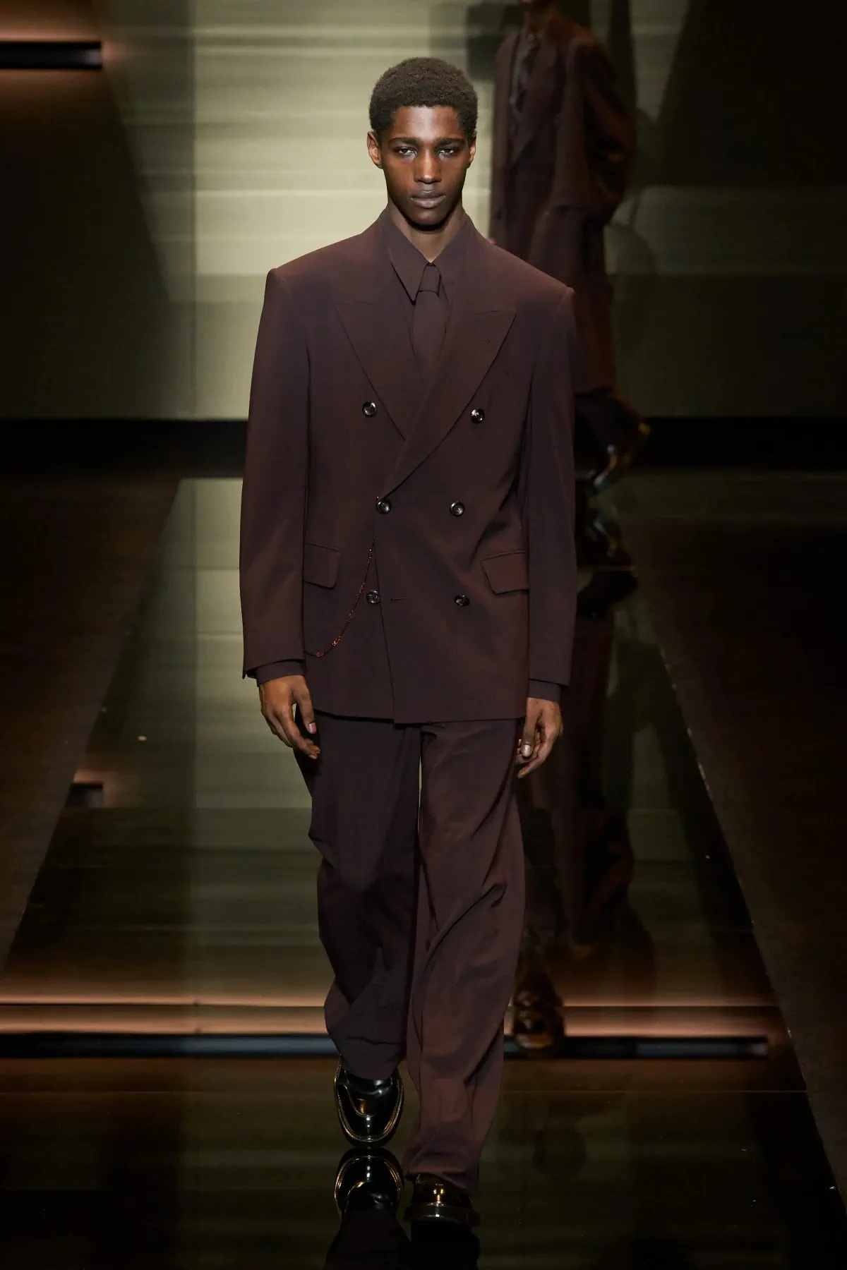 Emporio Armani automne 2025 : une séduisante fusion d'élégance bohème et de sophistication urbaine