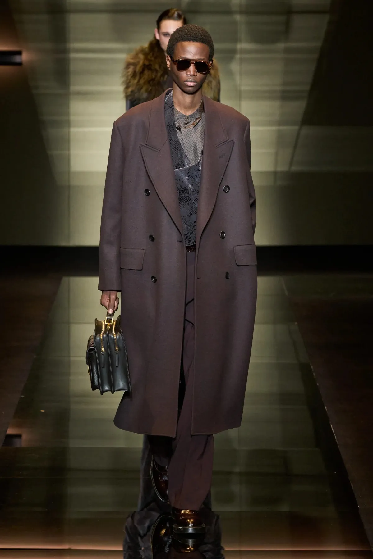 Emporio Armani automne 2025 : une séduisante fusion d'élégance bohème et de sophistication urbaine