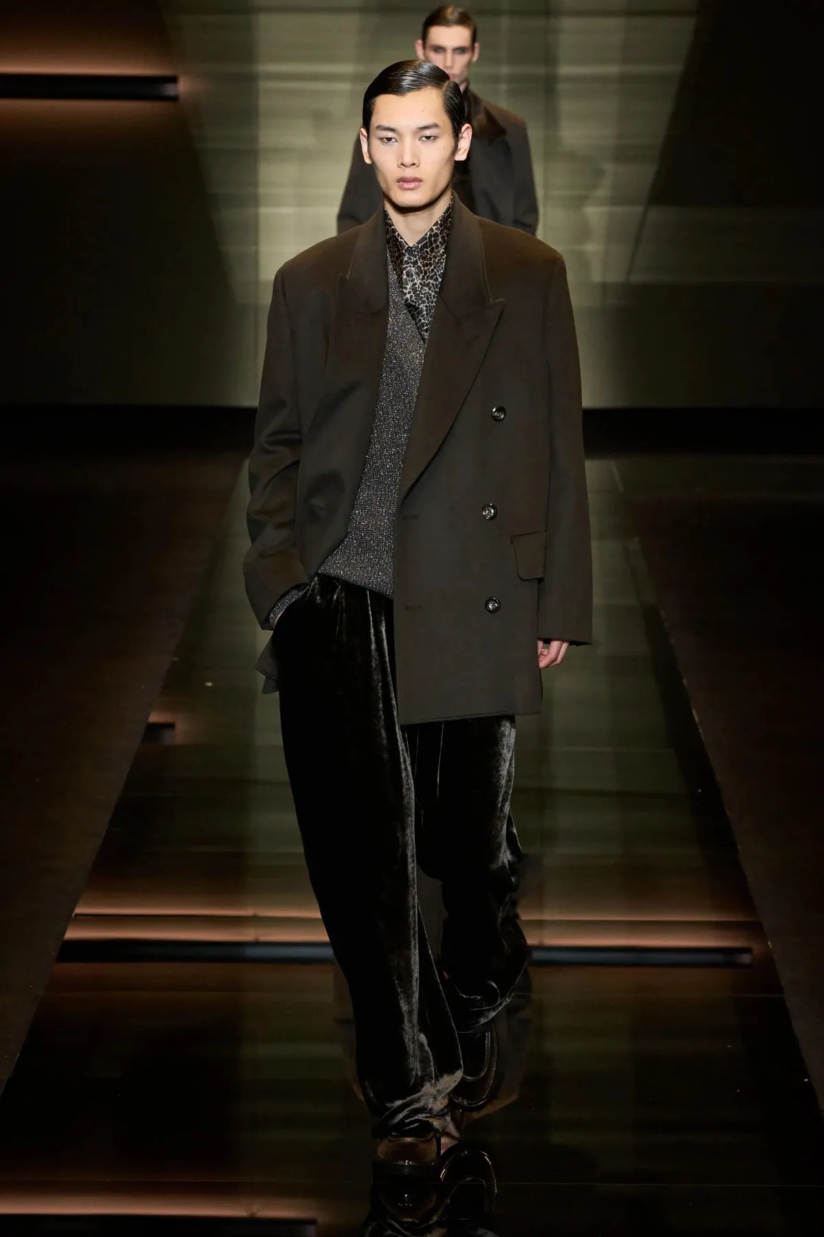 Emporio Armani automne 2025 : une séduisante fusion d'élégance bohème et de sophistication urbaine