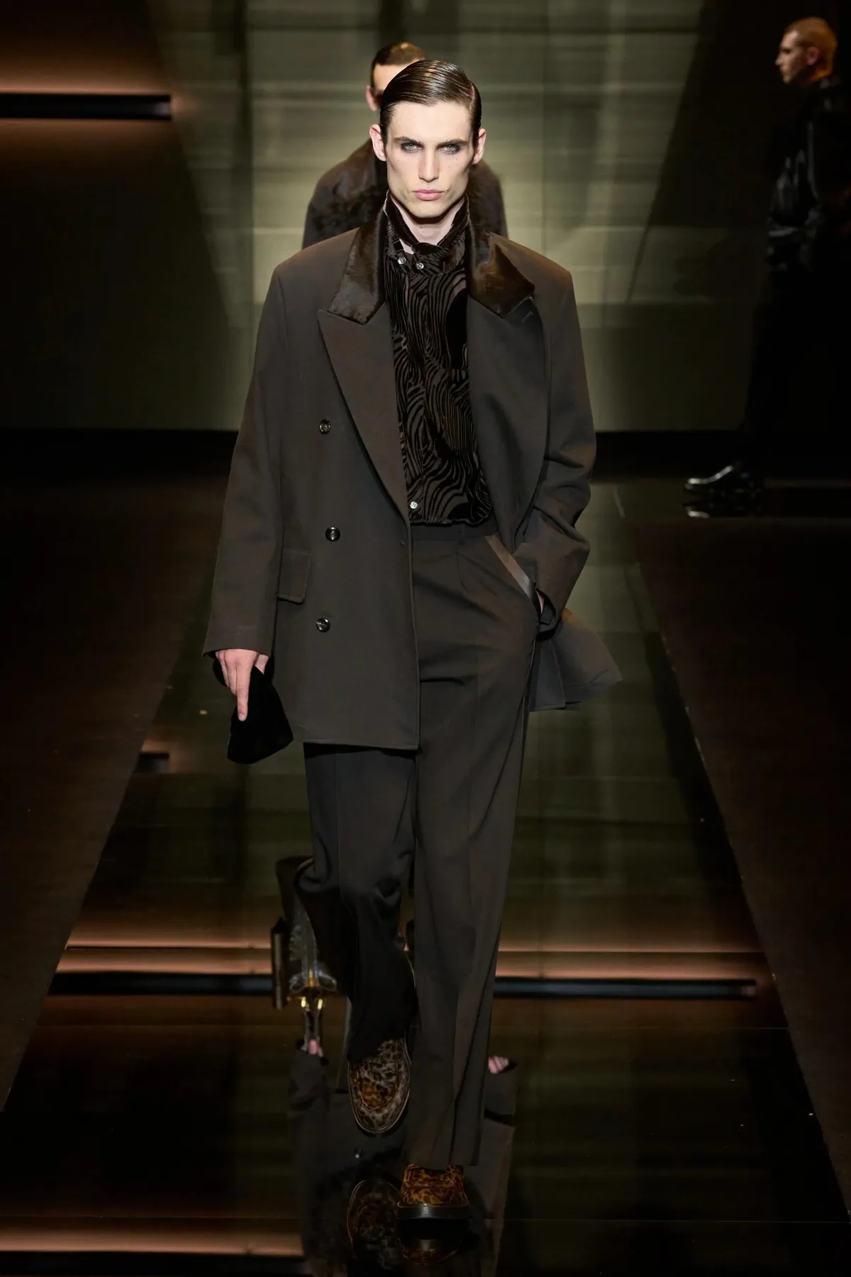 Emporio Armani automne 2025 : une séduisante fusion d'élégance bohème et de sophistication urbaine