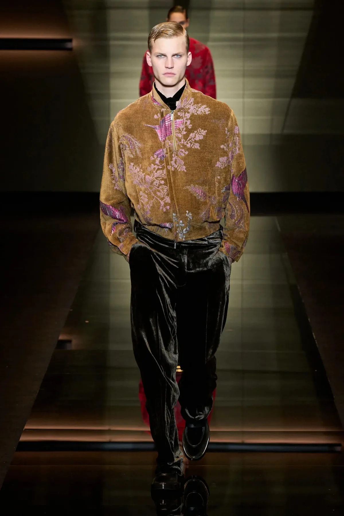 Emporio Armani automne 2025 : une séduisante fusion d'élégance bohème et de sophistication urbaine