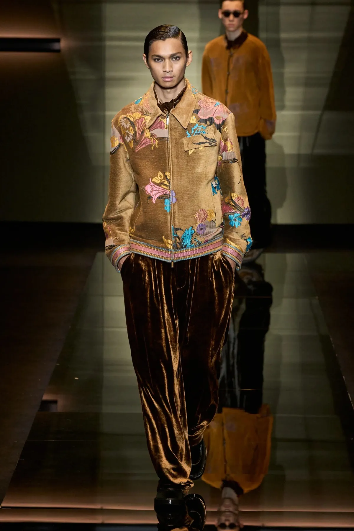 Emporio Armani automne 2025 : une séduisante fusion d'élégance bohème et de sophistication urbaine