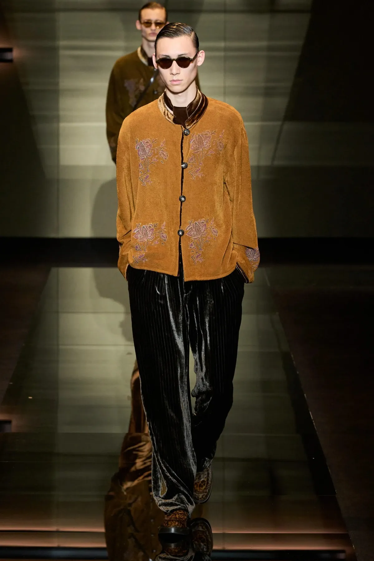 Emporio Armani automne 2025 : une séduisante fusion d'élégance bohème et de sophistication urbaine