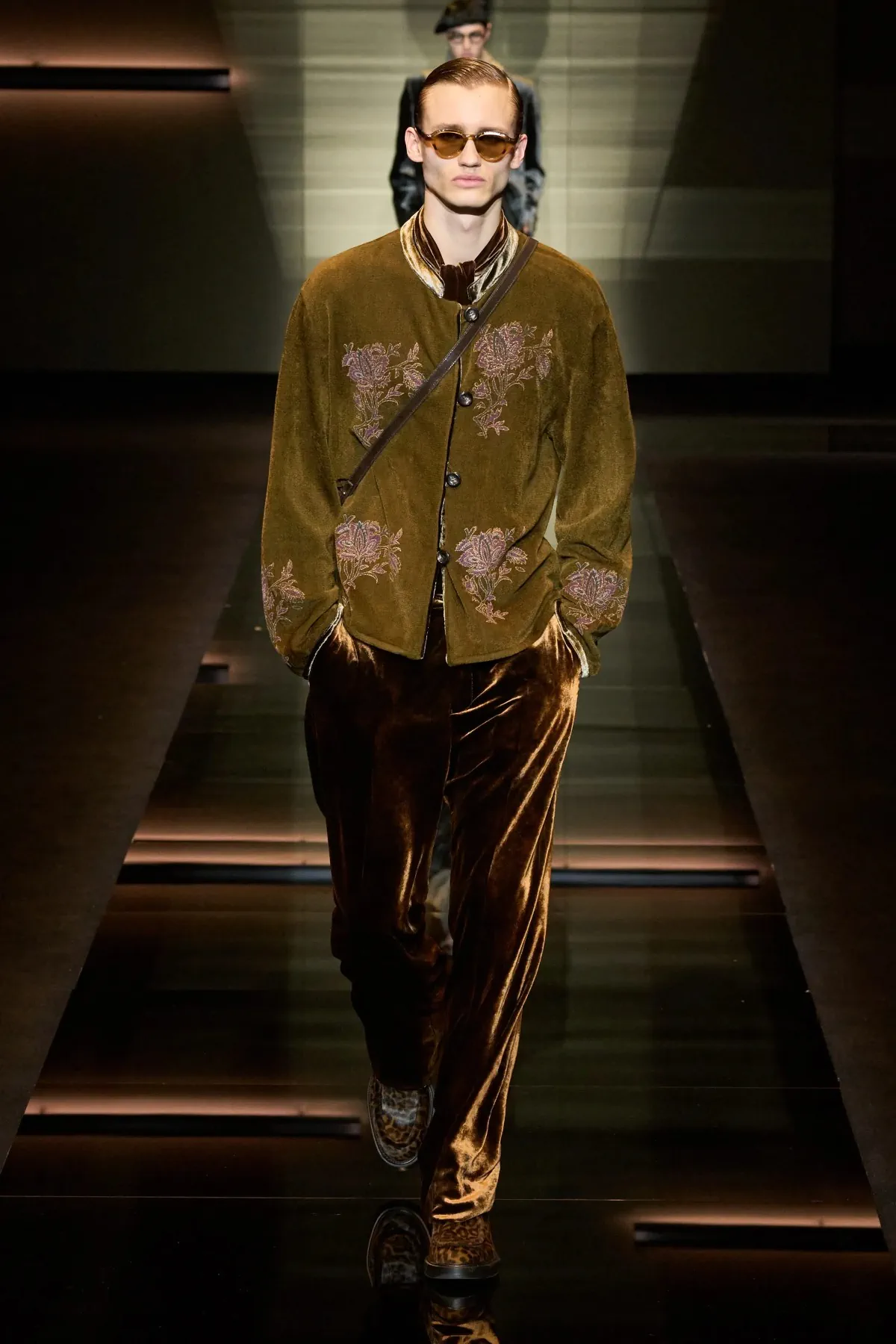 Emporio Armani automne 2025 : une séduisante fusion d'élégance bohème et de sophistication urbaine