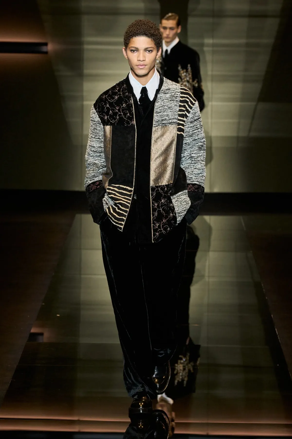 Emporio Armani automne 2025 : une séduisante fusion d'élégance bohème et de sophistication urbaine