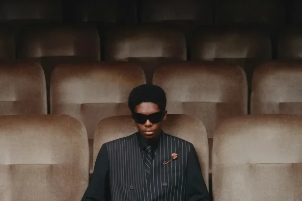 Pour l'automne 2025, ERNEST W. BAKER s'inspire de l'artisanat et du mystère cinématographique