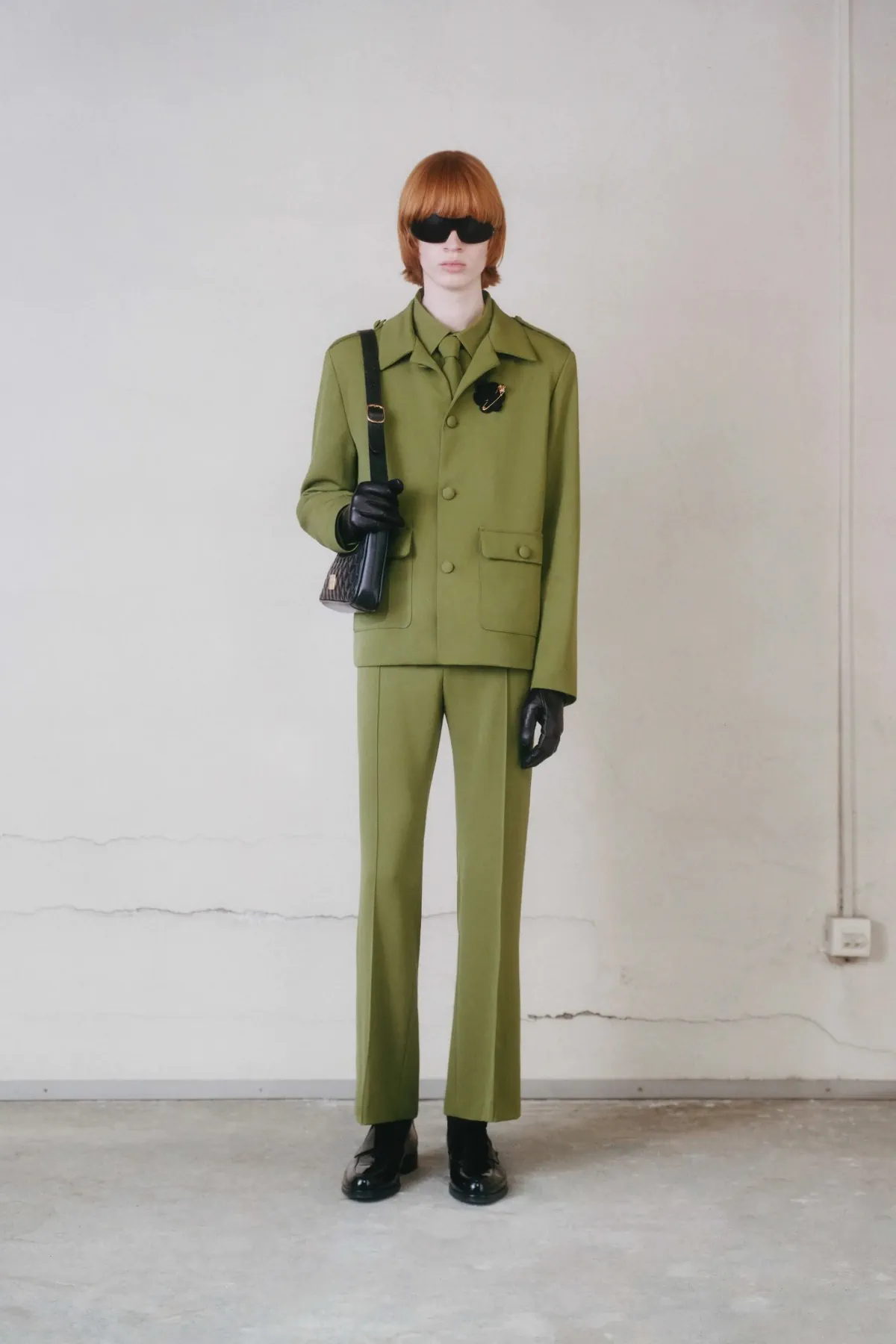 Pour l'automne 2025, ERNEST W. BAKER s'inspire de l'artisanat et du mystère cinématographique