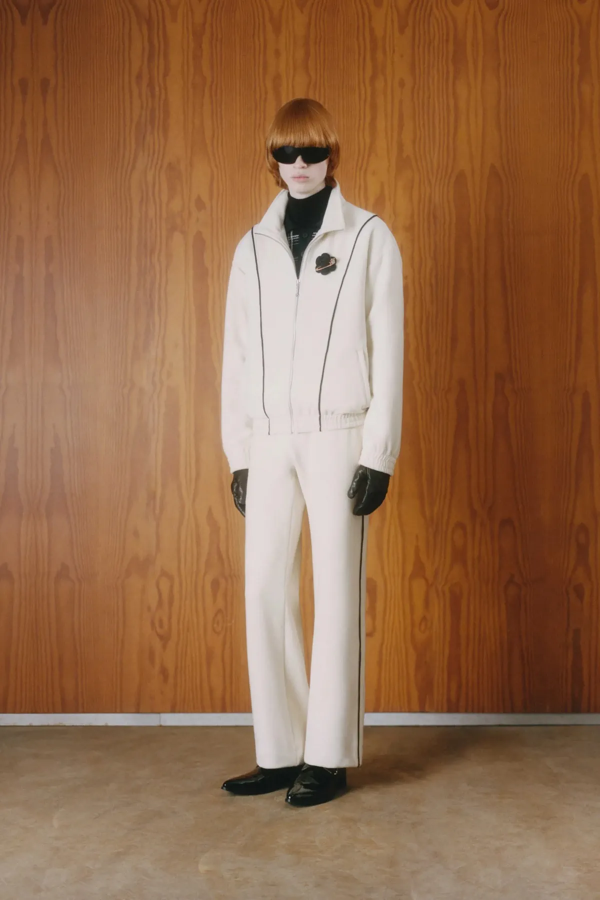 Pour l'automne 2025, ERNEST W. BAKER s'inspire de l'artisanat et du mystère cinématographique