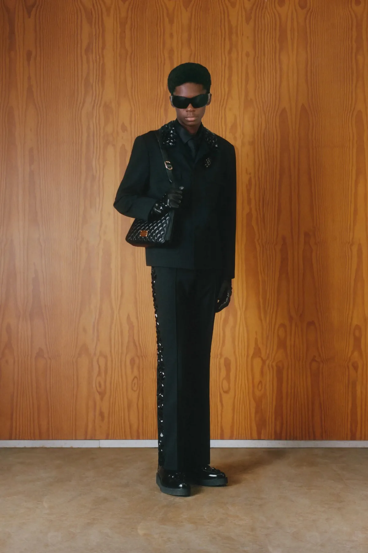 Pour l'automne 2025, ERNEST W. BAKER s'inspire de l'artisanat et du mystère cinématographique