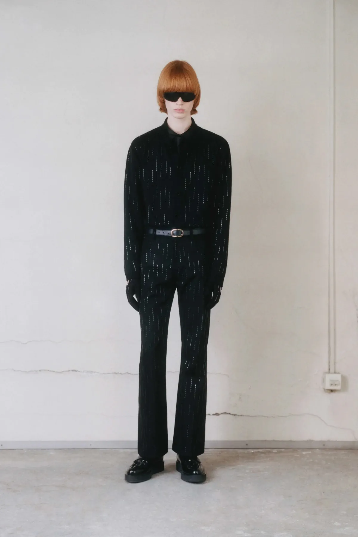 Pour l'automne 2025, ERNEST W. BAKER s'inspire de l'artisanat et du mystère cinématographique