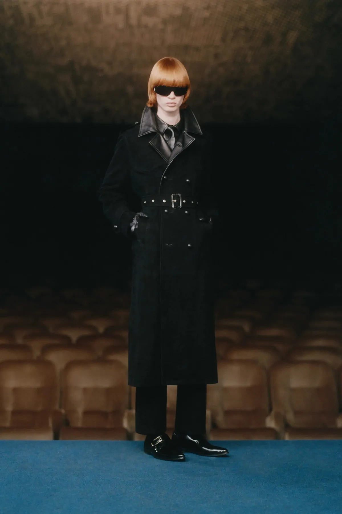 Pour l'automne 2025, ERNEST W. BAKER s'inspire de l'artisanat et du mystère cinématographique