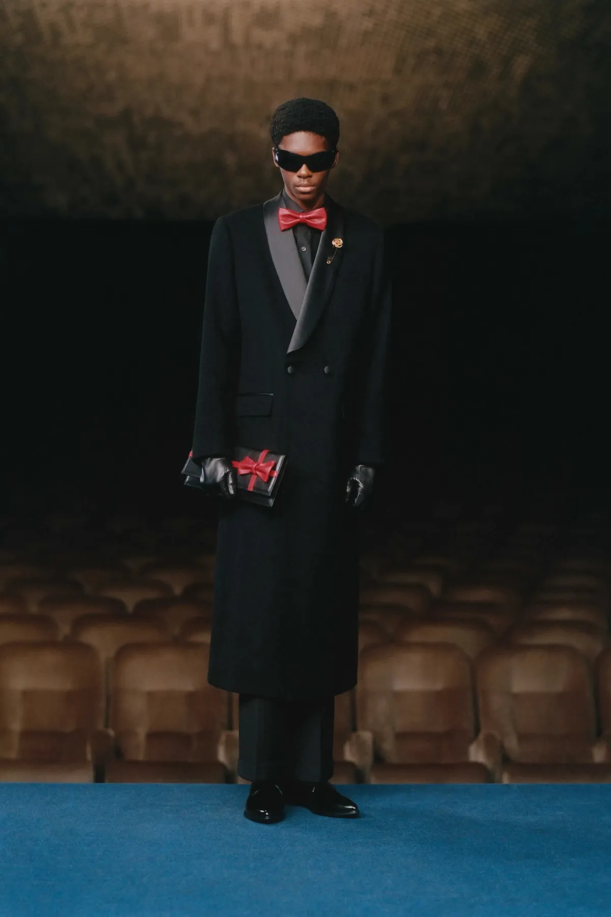 Pour l'automne 2025, ERNEST W. BAKER s'inspire de l'artisanat et du mystère cinématographique