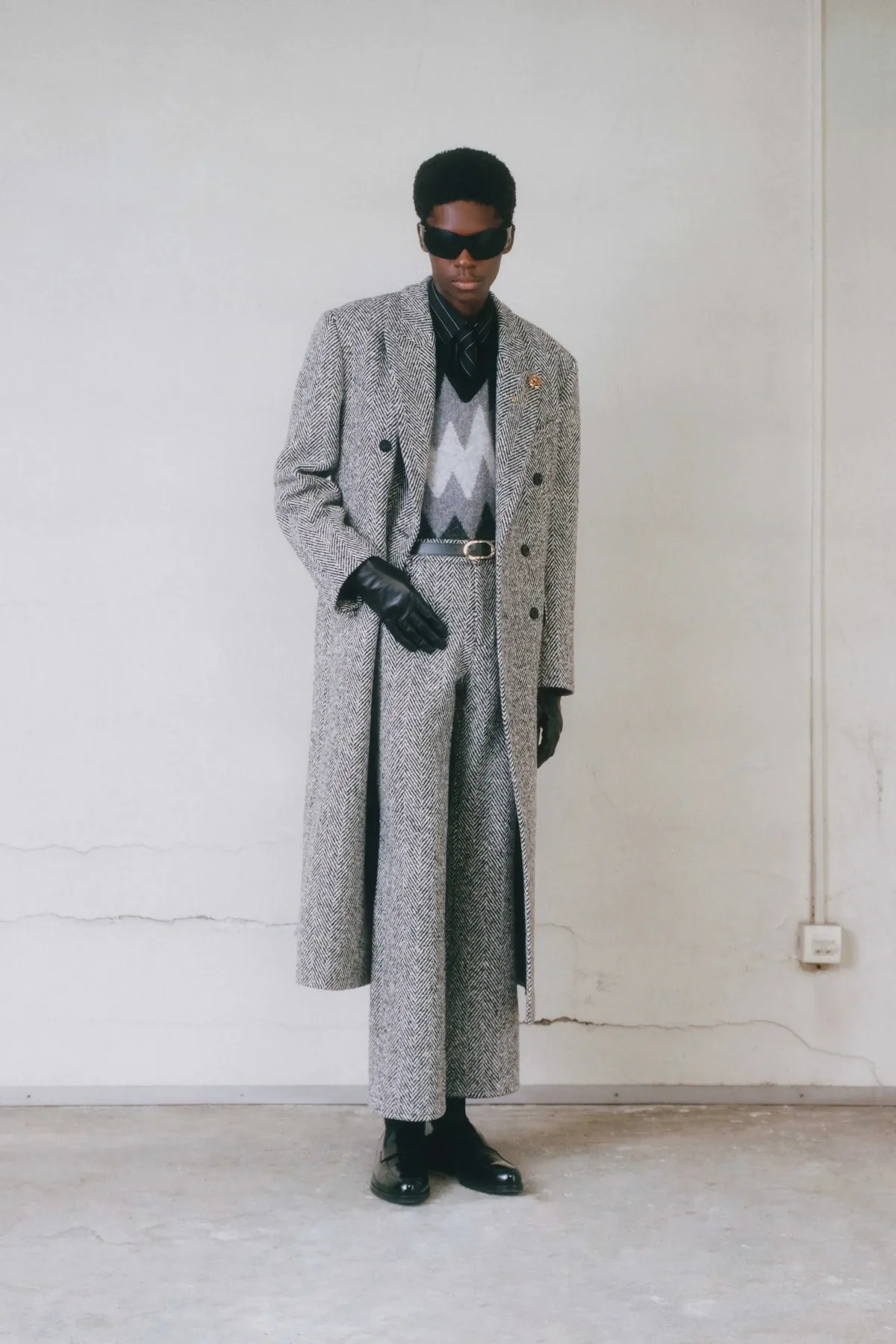 Pour l'automne 2025, ERNEST W. BAKER s'inspire de l'artisanat et du mystère cinématographique