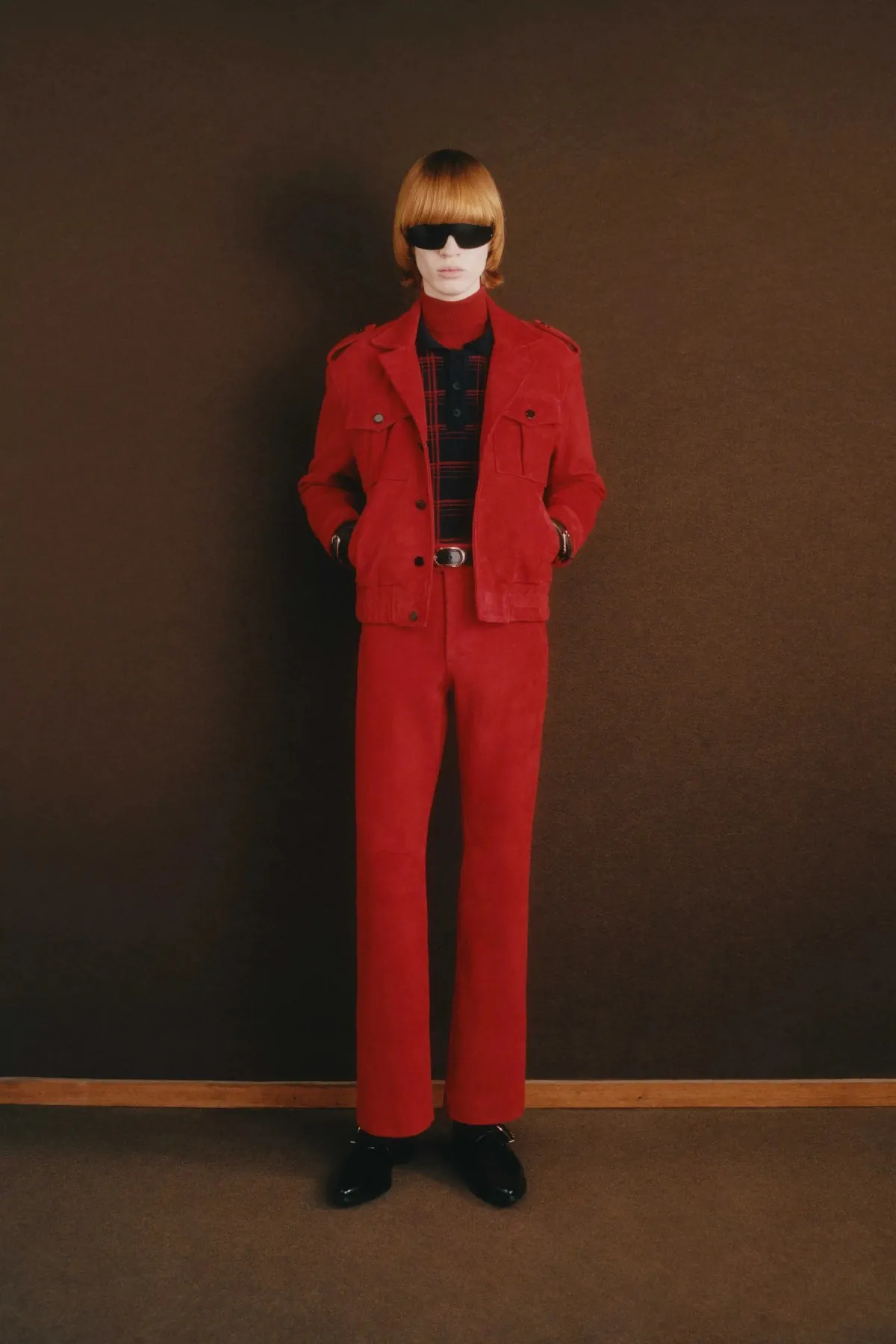 Pour l'automne 2025, ERNEST W. BAKER s'inspire de l'artisanat et du mystère cinématographique