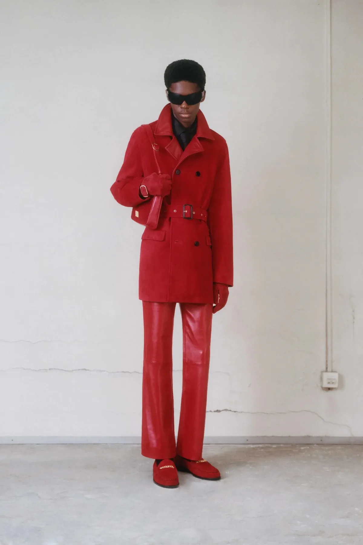 Pour l'automne 2025, ERNEST W. BAKER s'inspire de l'artisanat et du mystère cinématographique