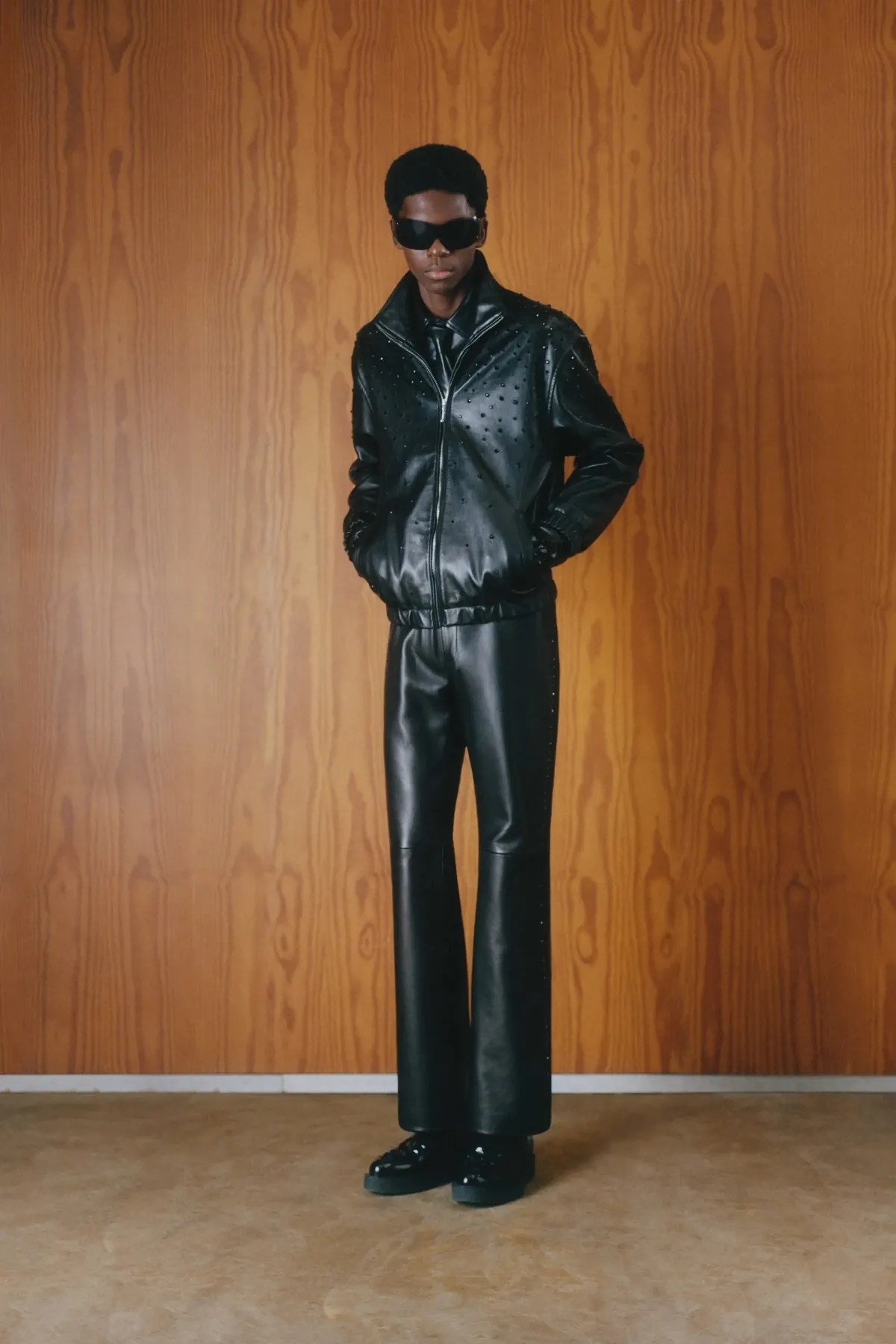 Pour l'automne 2025, ERNEST W. BAKER s'inspire de l'artisanat et du mystère cinématographique