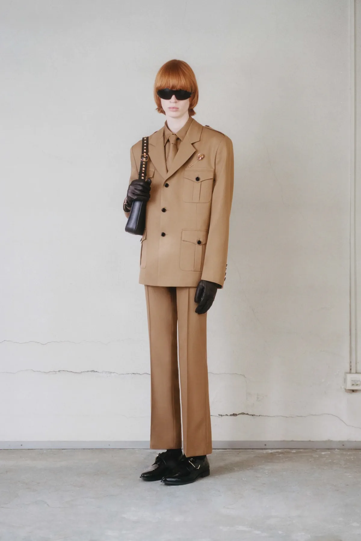 Pour l'automne 2025, ERNEST W. BAKER s'inspire de l'artisanat et du mystère cinématographique