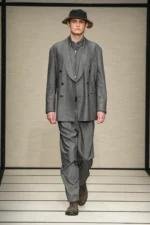 Giorgio Armani Fall Winter 2025 Milan Fashion Week 1 La collection Giorgio Armani Automne 2025 annonce une nouvelle ère dans la mode masculine
