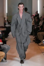Hed Mayner Fall Winter 2025 Paris Fashion Week 1 HED MAYNER tisse des textures complexes dans sa collection automne 2025