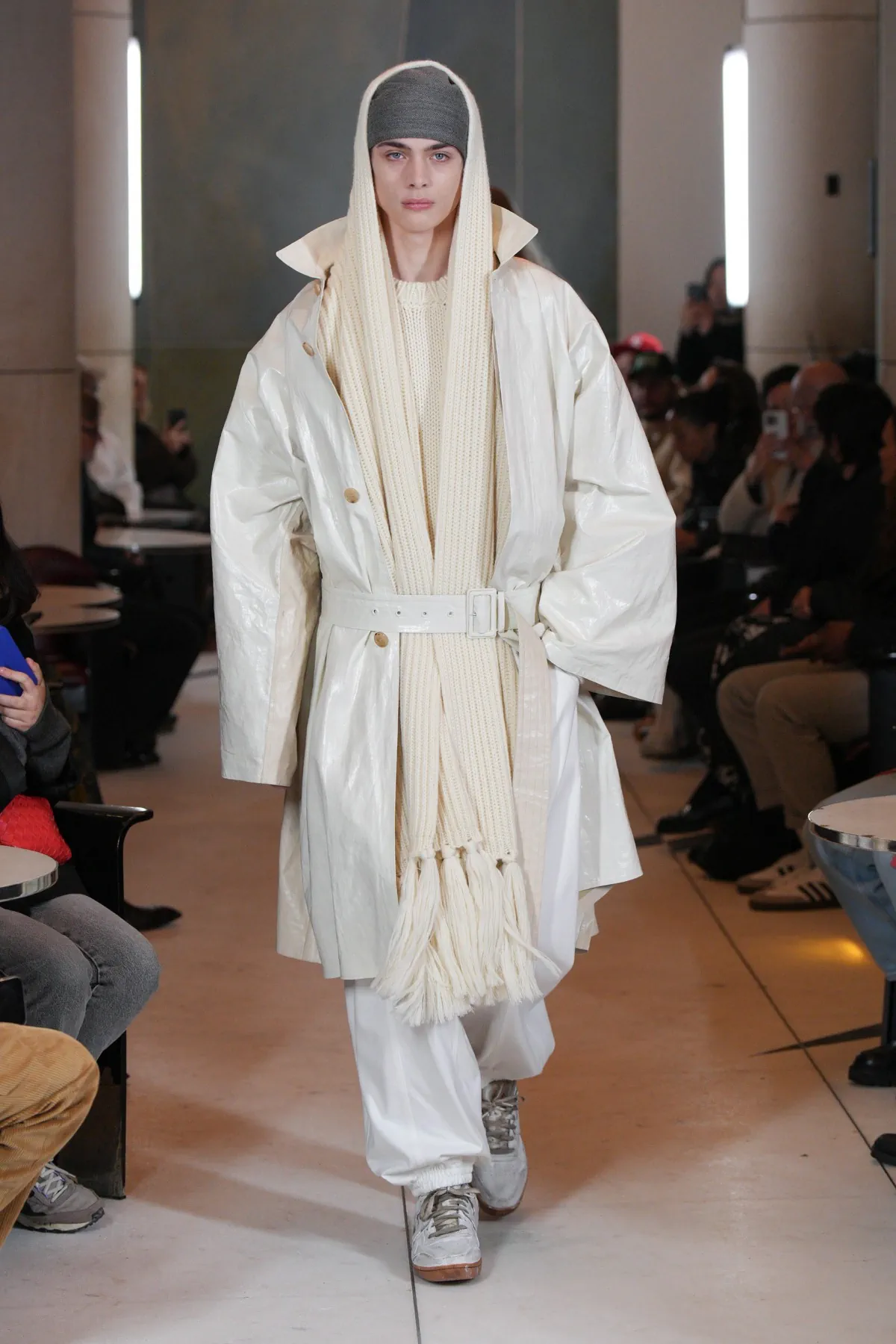 HED MAYNER tisse des textures complexes dans sa collection automne 2025