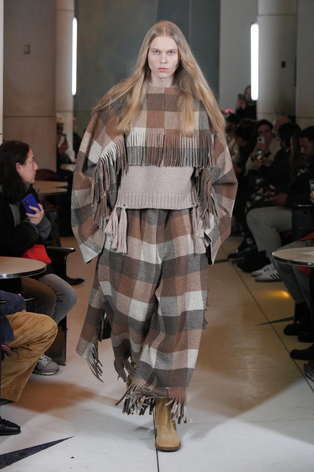 HED MAYNER tisse des textures complexes dans sa collection automne 2025