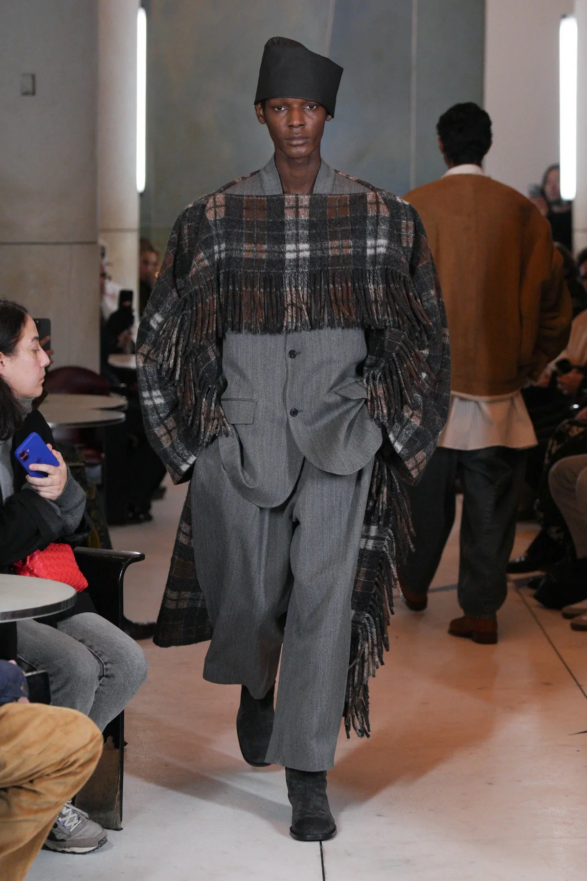 HED MAYNER tisse des textures complexes dans sa collection automne 2025