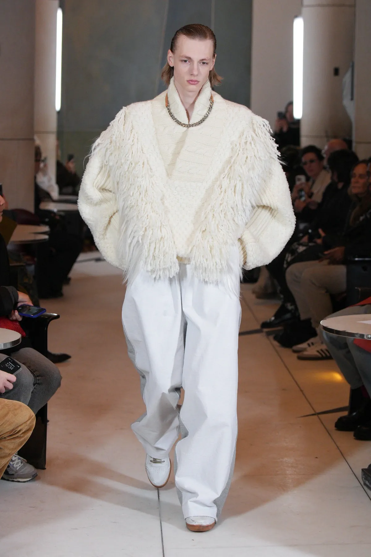 HED MAYNER tisse des textures complexes dans sa collection automne 2025