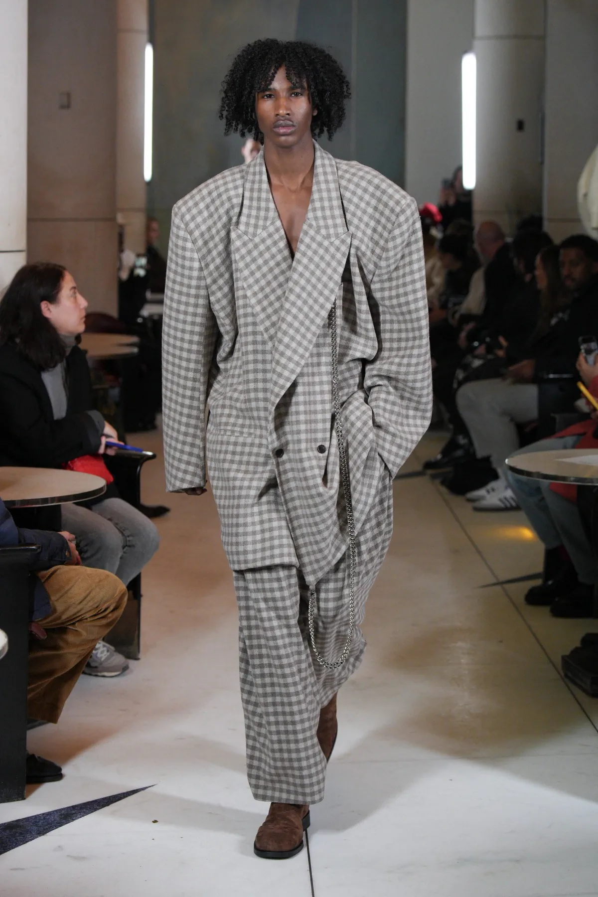 HED MAYNER tisse des textures complexes dans sa collection automne 2025